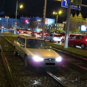 Další vůz z kolejiště vytahovala ráno tramvaj
