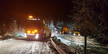 Kamion se v závějích drápal na rozhlednu