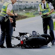 Srážka motocyklu s autem, škoda je sto tisíc