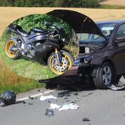 Motorkář rozpáral bok auta a zůstal zaklíněn pod dalším vozem