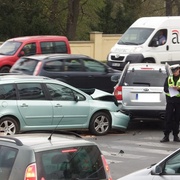 Polák přehlédl červenou a narazil do tří vozidel