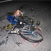 Přiopilý cyklista vjel do cesty autu