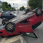 Auto po střetu skončilo na střeše