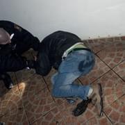 Napadl a pokousal policistku, pak vlastními výkaly znečistil místnost