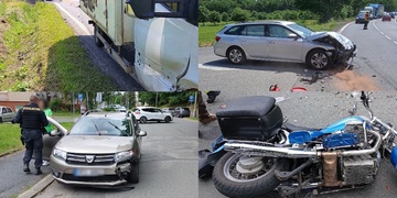 Střet osobních aut s motocyklem i s dodávkou