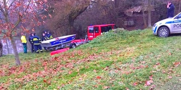 Únik neznámých látek na vodní plochu