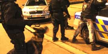 Bitka, honička a další napadený policista v centru Plzně!