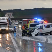 Řidič osobního vozu najel přímo do kamionu - nehoda uzavřela dálnici D5