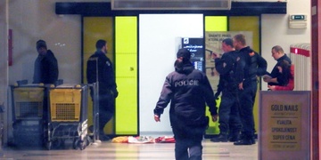 Bezstarostný zloděj si ke krádeži otevřel víno