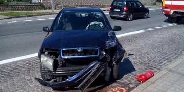 Silně opilý pár smetl autem lampu