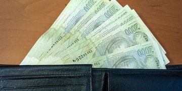 Poctivý nálezce odevzdal peněženku s dvaceti tisíci korun