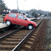 Auto v kolejišti zastavilo vlaky