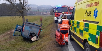Střet dvou aut na silnici z Plzně do Nepomuku