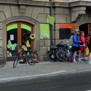 Pád cyklistky vyvolal zdržení tramvají - , 