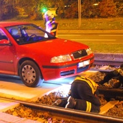Auto v kolejišti zablokovalo tramvajový provoz
