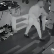 Seniora doma přepadli a mučili