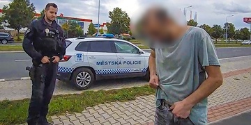 Muž pod vlivem pervitinu pronásledoval dívky s penisem v ruce