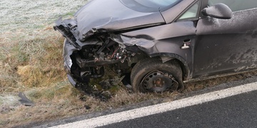 Po nehodě skončila obě vozidla v příkopu