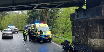 Motorkář na mokré vozovce nezvládl řízení a narazil do viaduktu