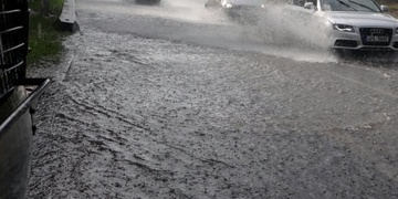 Včera bouřka opět zatopila sklepy a vytvořila laguny z ulic