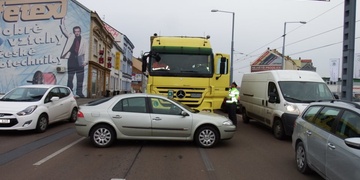 Kamion před sebou hrnul osobní auto