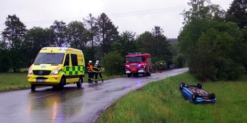 Muž právě skončil s autem v poli na střeše