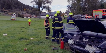 Po nárazu auta do stromu musel vážně zraněnou ženu do nemocnice transportovat vrtulník