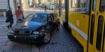 Střet auta s tramvají