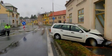 Muž vjel až do pohřební služby!