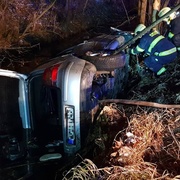 Auto sjelo do potoka, tři mladí lidé zemřeli