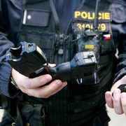 Agresivního a ozbrojeného muže museli zpacifikovat pomocí taseru
