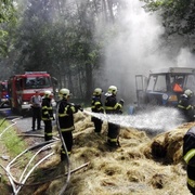 Perný víkend hasičů: Padaly stromy i hořel traktor - , 