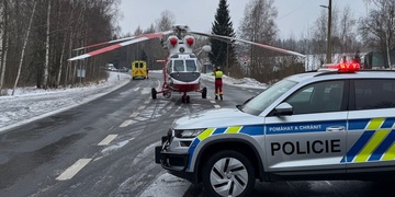 Vážná dopravní nehoda osobního automobilu ve kterém cestovala žena s dítětem