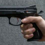 Voják pod vlivem alkoholu a drog mířil na skupinu lidí pistolí