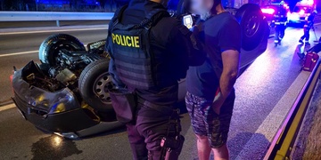 Silně opilý řidič se na obchvatu Plzně převrátil s autem