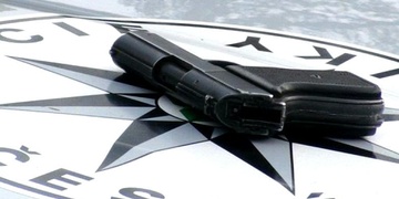 Opilec si hrál s pistolí a děsil kolemjdoucí