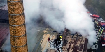 Hasiči od rána bojují s požárem, který zřejmě zavinili bezdomovci