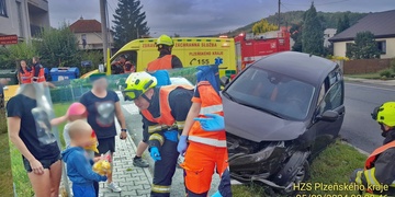 Slzičky dětem z ranní dopravní nehody zahnali plyšáci od hasičů a záchranářů