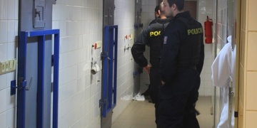 Prošláplé koleno i zlomený prst - dva policisté skončili tento víkend na chirurgii