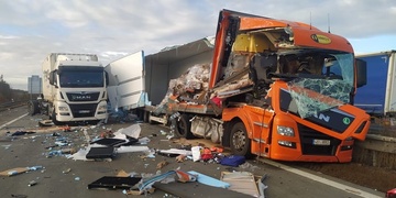 Kamion se při střetu doslova rozpáral