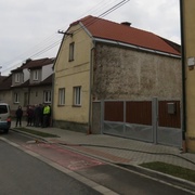 Řidič náklaďáku zapomněl složit hydraulickou ruku a zhasl tak celou vesnici