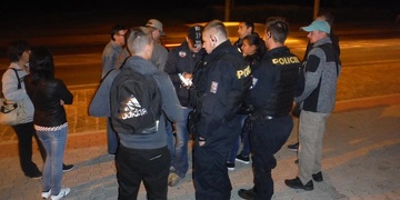 Mladík pěstmi napadl dva revizory, nyní mu hrozí až tři roky