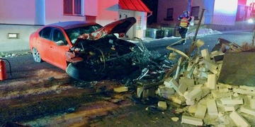 Silně opilý řidič nezvládl řízení, smetl kontejner, plynový sloupek a ještě prorazil plot