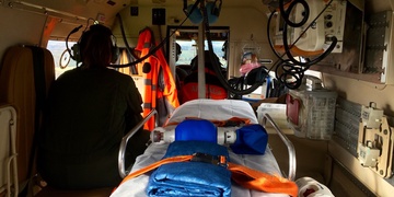 Auto srazilo ženu, ta je v bezvědomí a na místo letí vrtulník