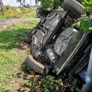 Vlak smetl auto nepozorného řidiče z přejezdu