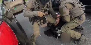 Dvojice mužů napadla svědky a vyhrožovala jim zbraní