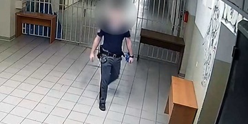 Dozorce pašoval do borské věznice nepovolený materiál, teď mu hrozí až deset let