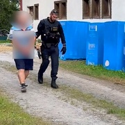 Bodal jako zběsilý, když se nůž ohnul o kost ženy, vzal nový a pokračoval