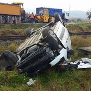 Další nehoda na silnici na Klatovy, nyní vjelo auto pod rychlík