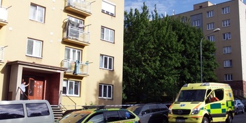 Novorozenou holčičku našli policisté v koši